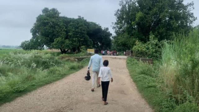 A father-daughter duo returning to the Nepal side after being denied entry in India