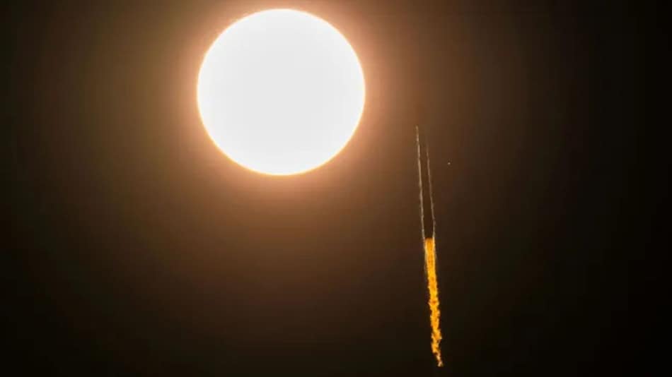 Aug 31, 2025: SpaceX launched 28 Starlink sats; B1077 flew its 23rd mission, landing after liftoff