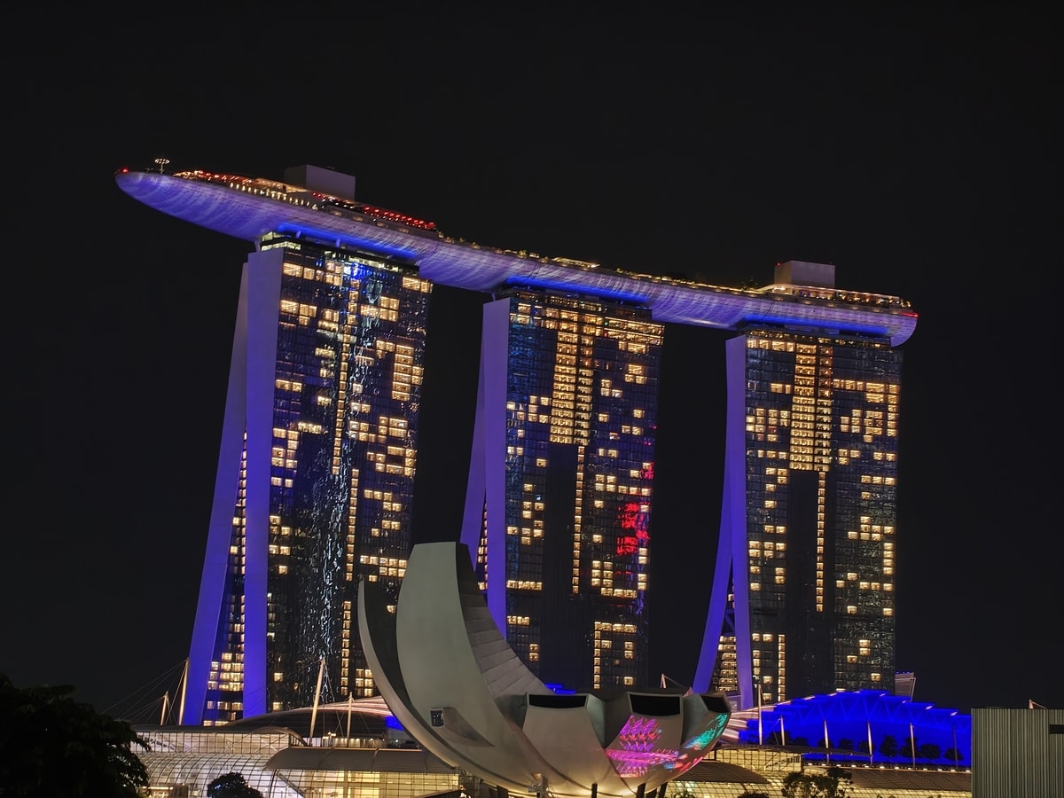 Samples of the OnePlus 15's 3.5x telephoto camera in daylight and low light