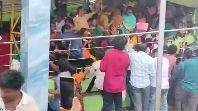 मंदिर में भगदड़ से अब तक दस की मौत