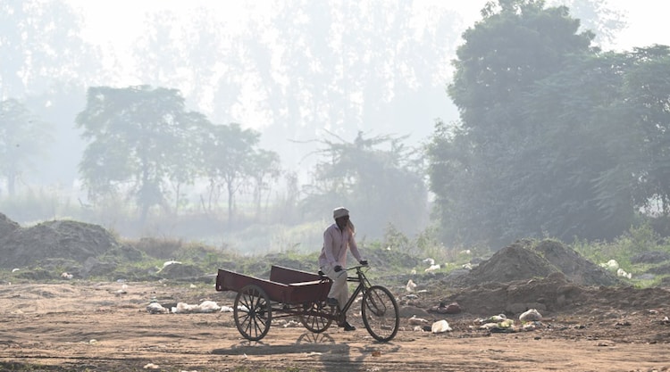 A man pulls his rickshaw as Delhi is engulfed in smog. 