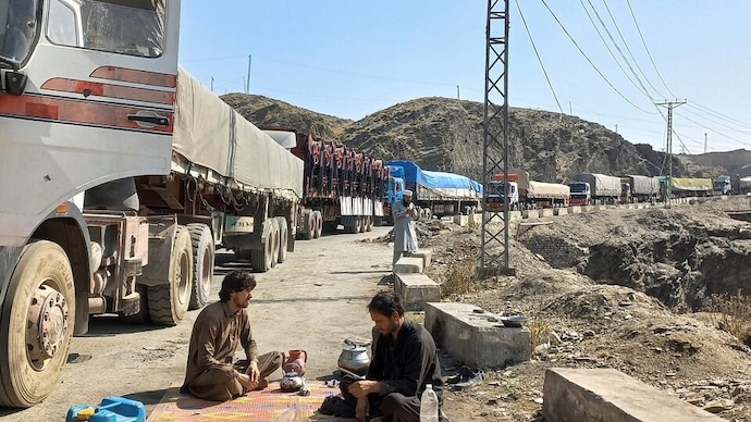 Hundreds of trucks loaded with goods are reportedly stranded in a long queue at north western Pakistan's Torkham border with Afghanistan.