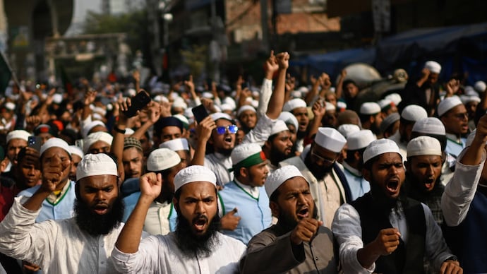 Members of various Islamist parties protest in Dhaka on December 19 following the death of Sharif Osman Hadi.