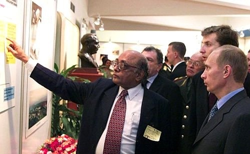 Russian President Vladimir Putin, Indian President KR Narayanan, and Prime Minister Atal Bihari Vajpayee interacting with journalists in New Delhi during Putin's first visit to India in 2000.