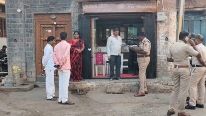 masked guys rob a jewelry store at gunpoint