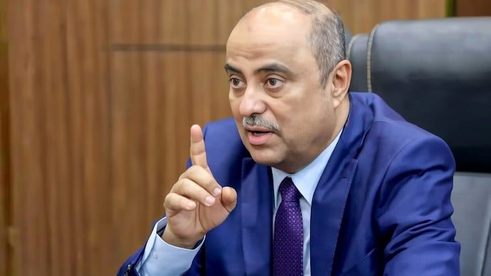 Salem bin Braik, the prime minister of Yemen, resigns, and Foreign Minister Zindani takes over.