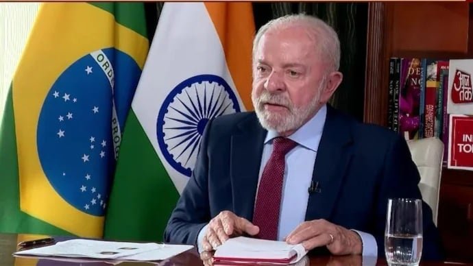 Brazil’s President Luiz Inácio Lula da Silva said Venezuelan President Nicolás Maduro should be tried in Venezuela rather than in a foreign court. Lula emphasized that re-establishing democracy in Venezuela should be decided by Venezuelans without outside interference. He criticized the US operation that captured Maduro, calling it a violation of sovereignty and unacceptable. Lula also highlighted respect for national jurisdiction and plans to propose discussions with US President Donald Trump on related diplomatic and trade issues.