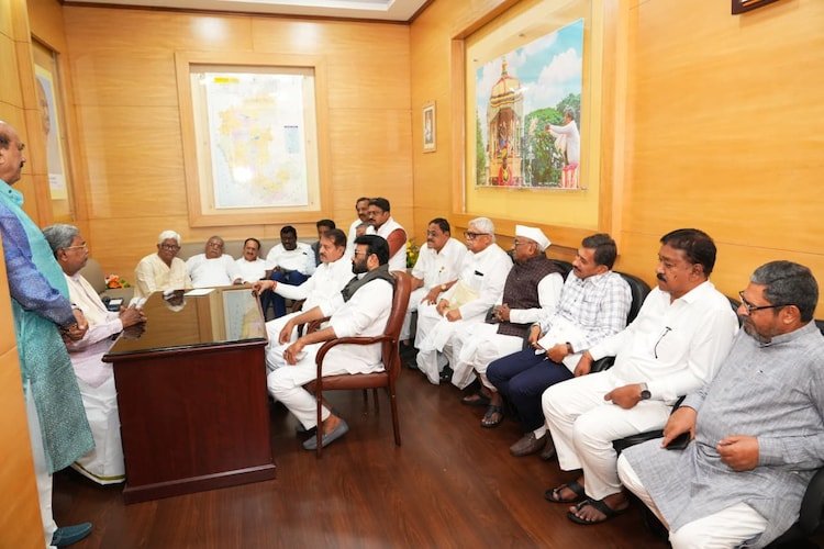 According to political observers, recent meetings and public statements by senior leaders have added to the buzz around the party’s future leadership in the state.