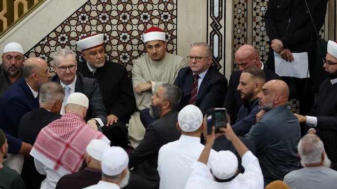 Australian PM Albanese heckled and jeered at a Sydney mosque