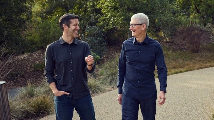 Apple CEO Tim Cook is stepping down. He will be succeeded by John Ternus, the chief of hardware engineering at Apple