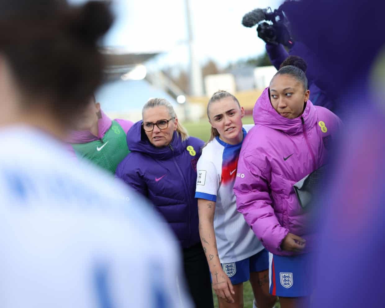 Hannah Hampton plays the ball to out to a teammate during England’s game against Iceland" title="Hannah Hampton plays the ball to out to a teammate during England’s game against Iceland