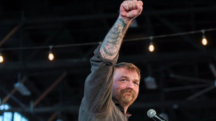 Fresh reports allege Maine Democratic Senate candidate Graham Platner maintained an active Kik account used for sexually explicit messaging.