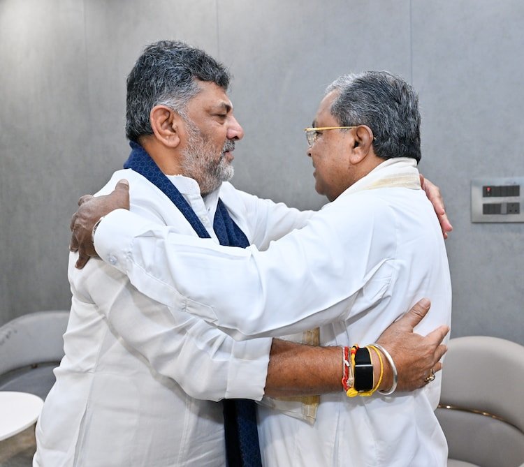 DK Shivakumar hugs Siddaramaiah