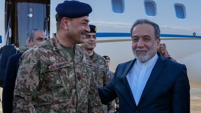 Iranian Foreign Minister Abbas Araqchi welcomes Pakistan army chief Asim Munir at an airport in Tehran.