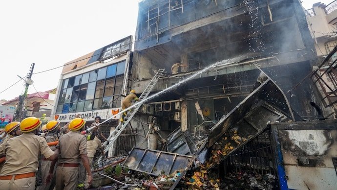 fire broke out at a commercial building in Aliganj, Lucknow.