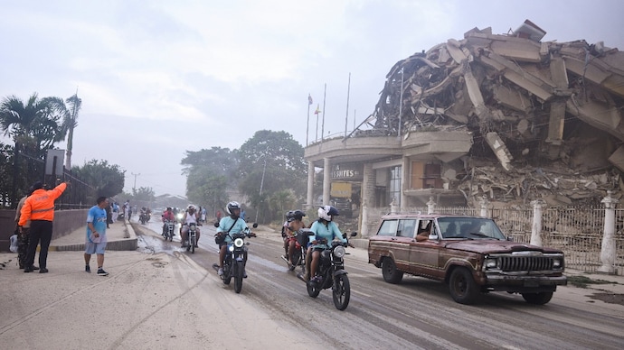 People drive past a collapsed building after an earthquake, in La Guaira, Venezuela, June 24, 2026. REUTERS/Maxwell Briceno