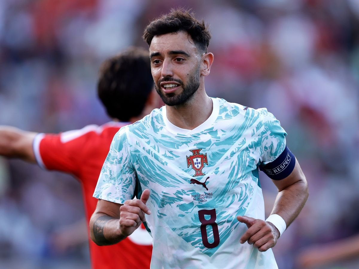 Manuel Ugarte Boldly Predicts Bruno Fernandes Won't Score at 2026 World Cup in Viral Teammate Exchange