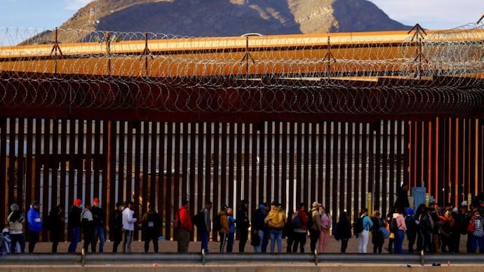 US Supreme Court backs Trump's bid to turn back asylum seekers at Mexico border
