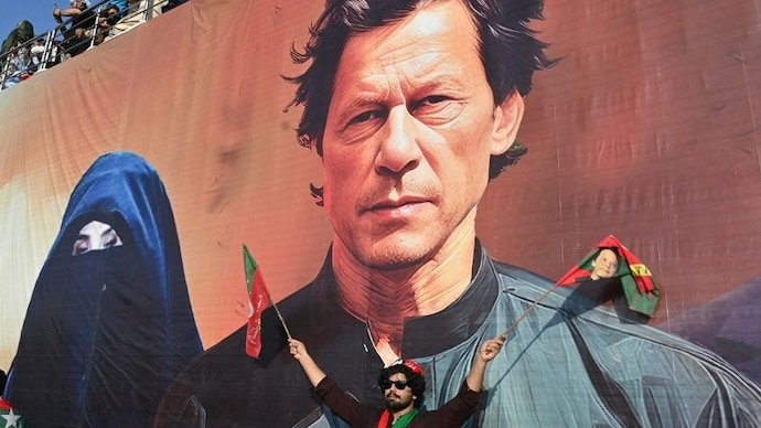 Tens of thousands of supporters of Imran Khan and members of his Pakistan Tehreek-e-Insaf (PTI) party took part in Sunday's protest rally on the outskirts of Islamabad.