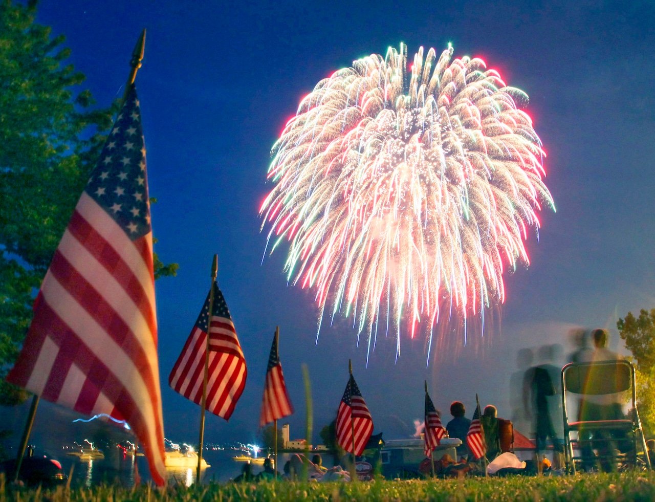 What's Open and Closed on the Fourth of July 2026? Complete Guide to Stores, Banks, Mail Services, and Restaurants
