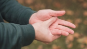 Can Cracking Your Knuckles Damage Your Joints? Orthopaedic Surgeon Explains the Popping Sound, Arthritis Risk and Warning Signs