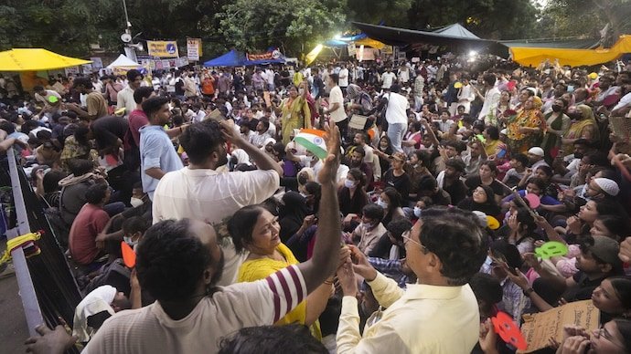 People participate in a protest against the NEET-UG paper leak and examination irregularities at Jantar Mantar in New Delhi.