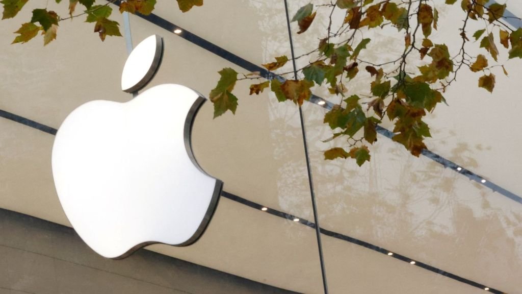 Investors reacted to Apple's weaker-than-expected outlook as rising AI infrastructure demand continued to strain global chip and memory supplies.