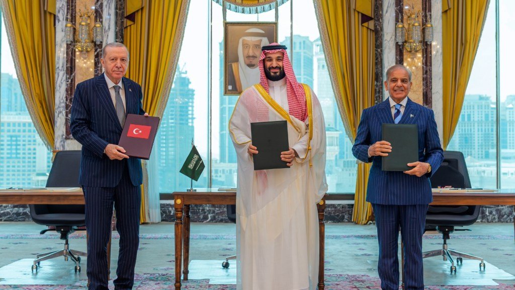 From left, Turkish President Recep Tayyip Erdogan, Saudi Crown Prince Mohammed bin Salman and Pakistani Prime Minister Shehbaz Sharif pose after signing a trilateral defence agreement in Mecca, Saudi Arabia, Friday, Aug. 7, 2026.