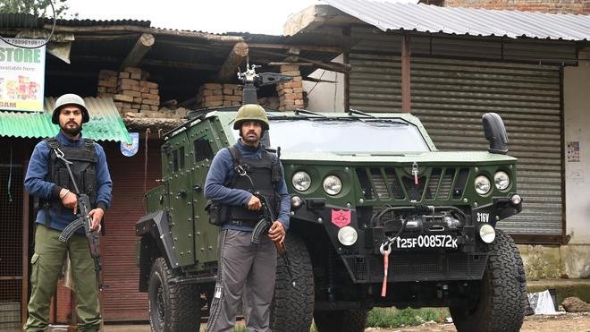 Kulgam Terror Attack: ₹10 Lakh Compensation Announced by Omar Abdullah Raises Questions on Security and Migrant Safety in Kashmir