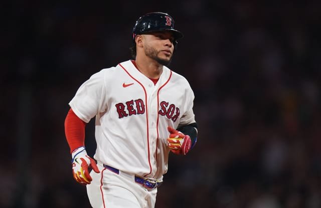 Willson Contreras Booed by Red Sox Fans After Taunting Gesture