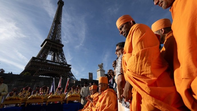 Eiffel Tower closes amid row over women staff sidelined during Hindu group's visit