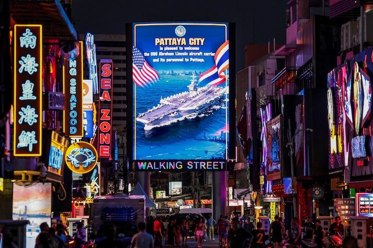 An LED display was set up in Walking Street welcoming USS Abraham Lincoln crew to Pattaya.