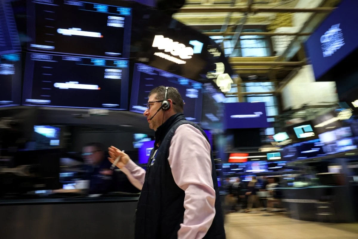 U.S. Futures Slide as Hot Payrolls and $100 Oil Threat Raise Fed Rate Hike Bets