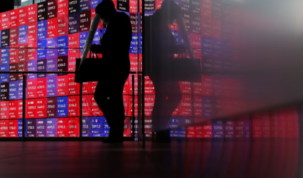 Asian Stocks Fall as Oil Rises and Fed, BOJ Rate Hikes Loom