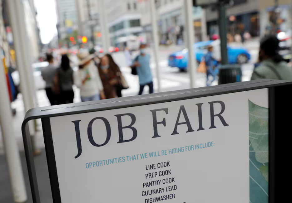 US Weekly Jobless Claims Fall to 196,000 as Labor Market Shows Stability Despite Hiring Concerns