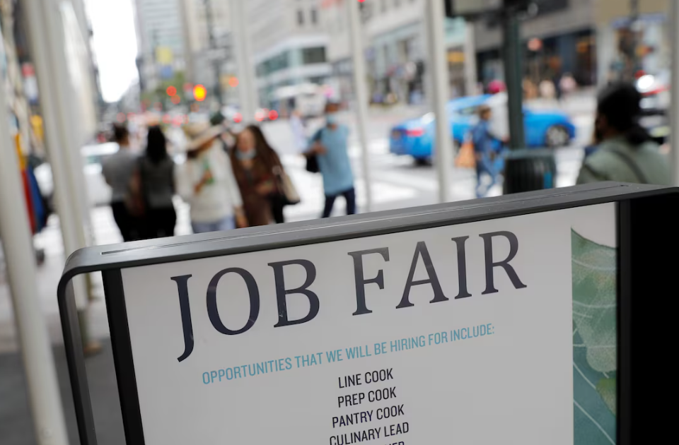 US Jobless Claims Fall to 197,000 as Labor Market Stabilizes