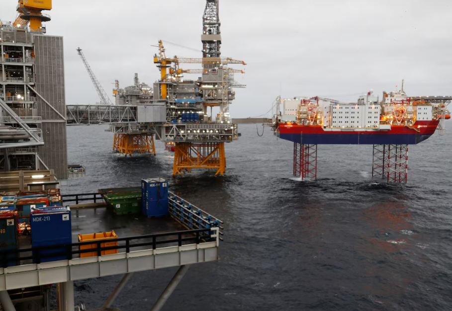 Oil Prices Hold Steady as Supply Signals Conflict