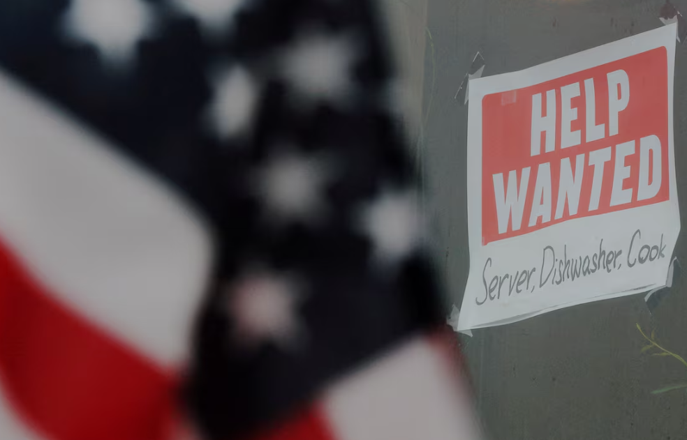 US Jobless Claims Fall to 197,000 as Layoffs Stay Low