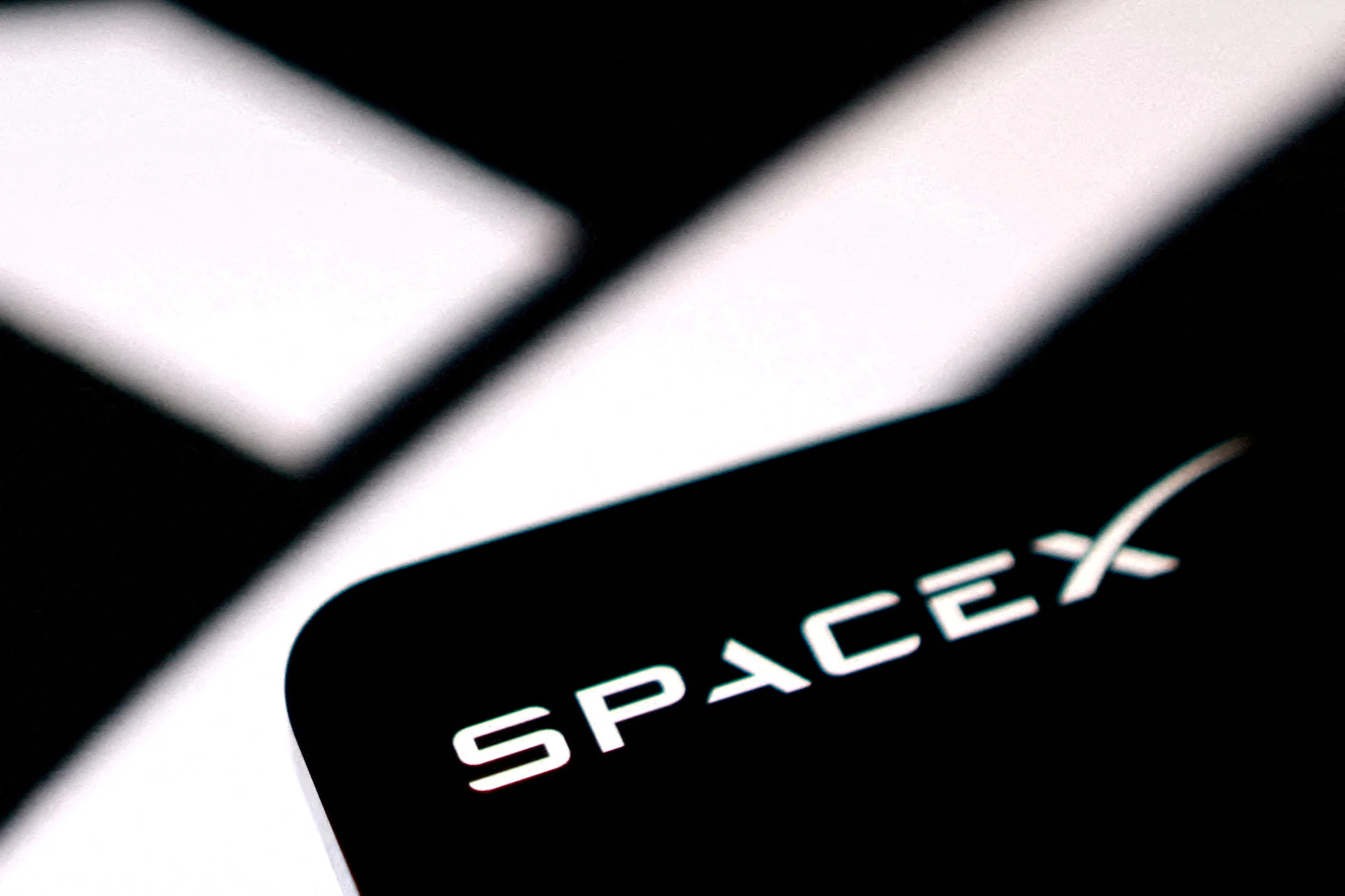 SpaceX Spectrum Deal Sends Australian Telecom Stocks Lower