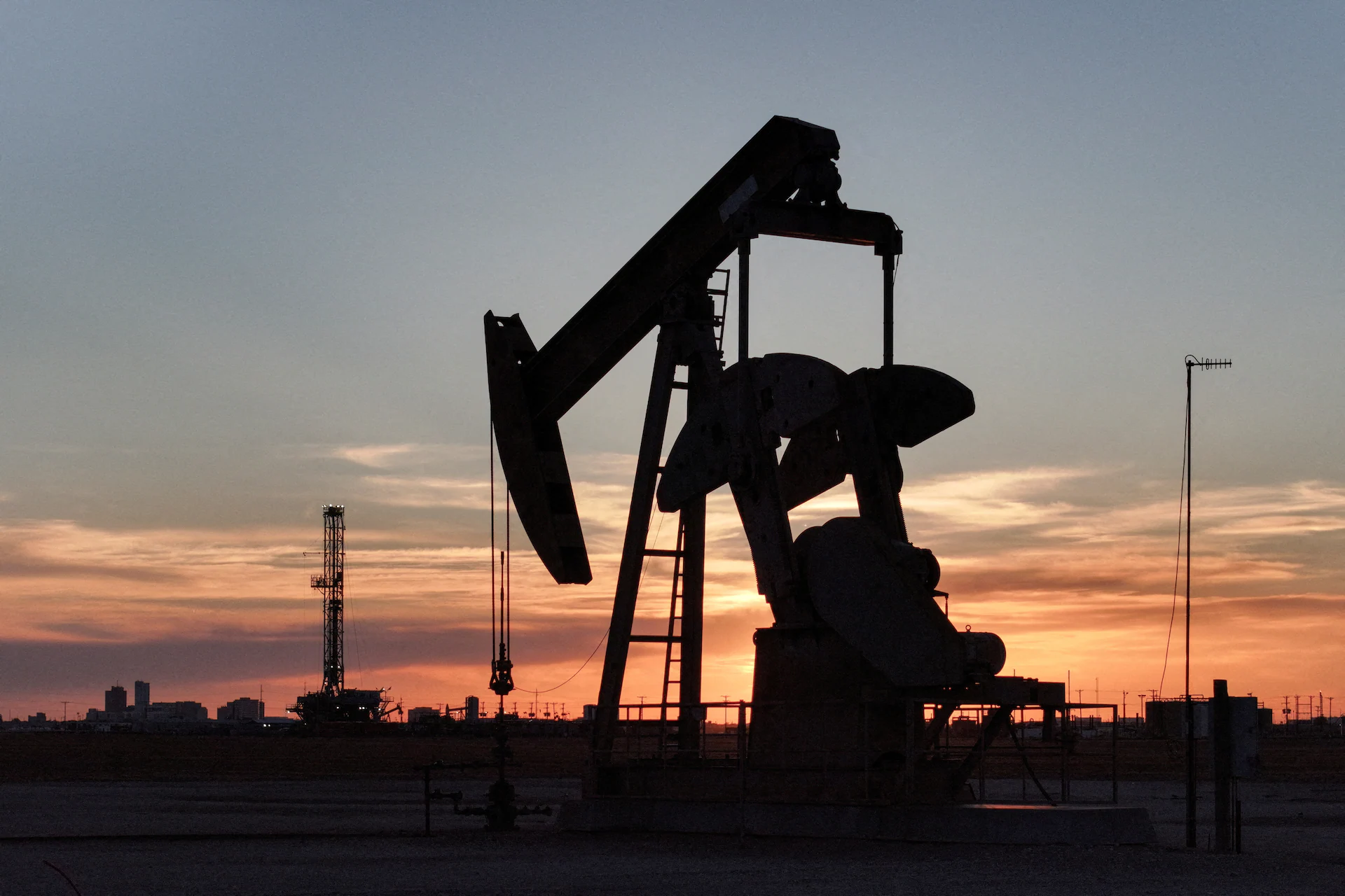 Oil Prices Rise as Iran Targets Ships in Strait of Hormuz