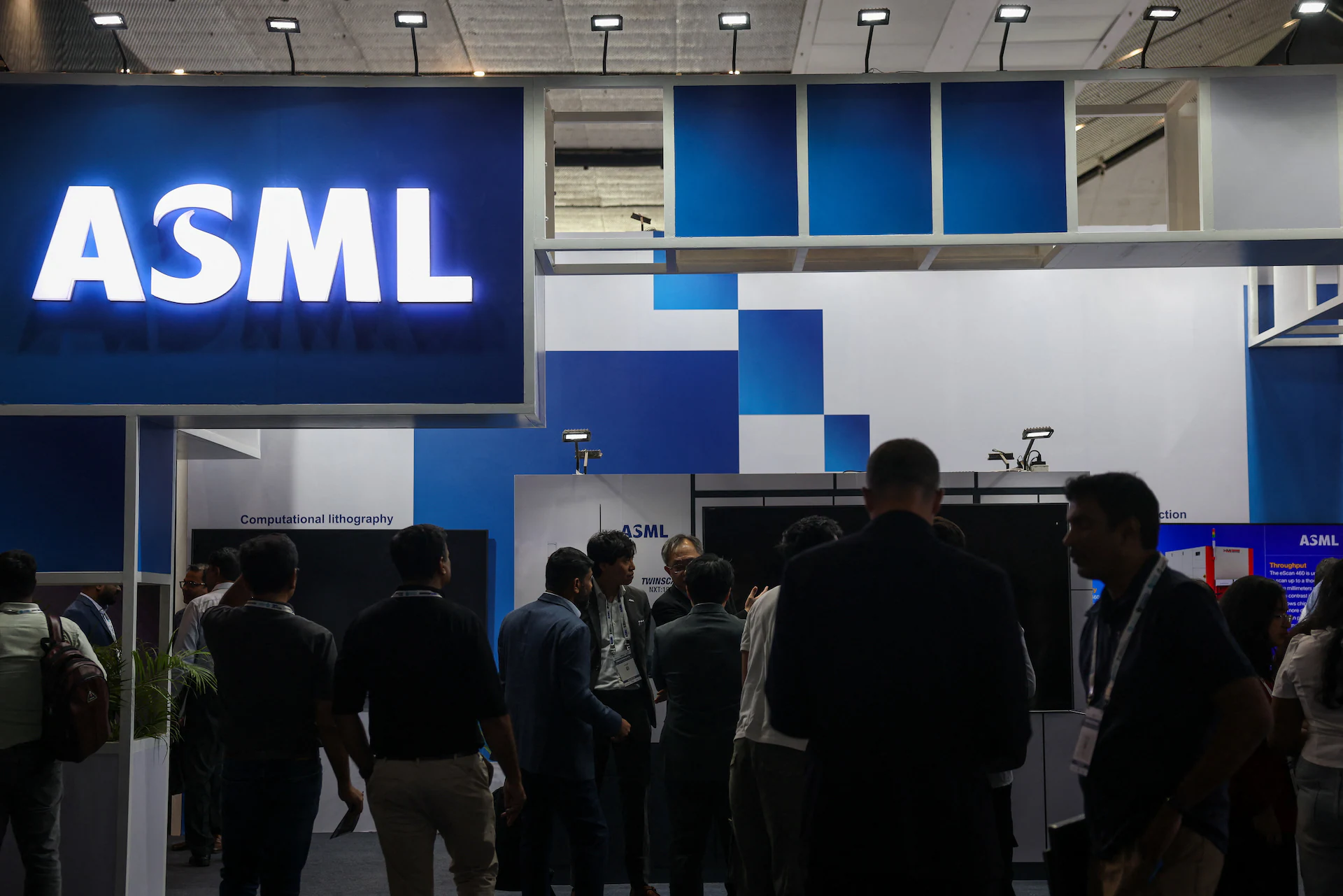 ASML Forecasts Strong Fourth-Quarter Sales on AI Demand