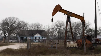 Oil Prices Fall Over 1% as Supply Risks Remain in Focus Oil Prices Fall Over 1% as Supply Risks Remain in Focus