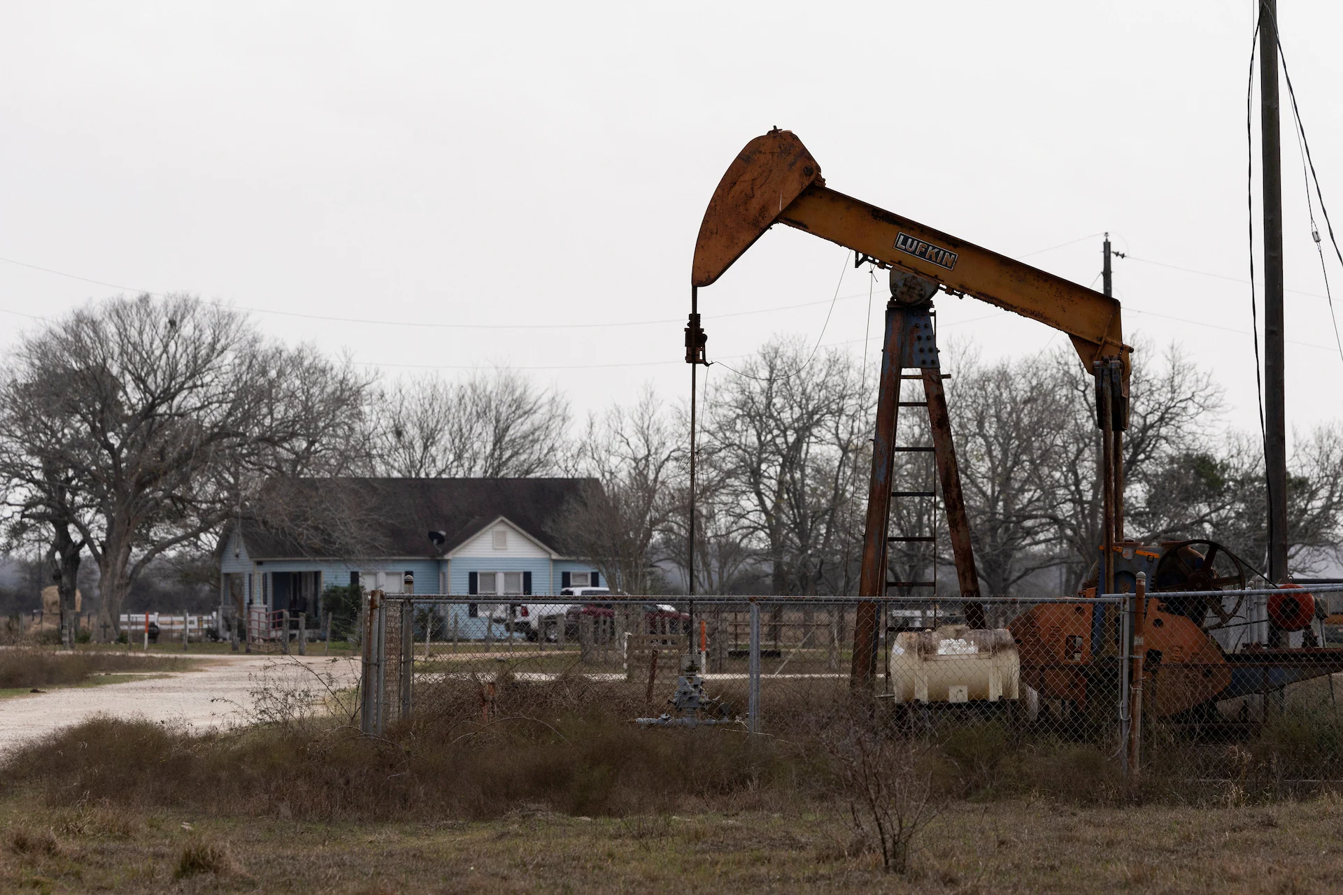 Oil Prices Fall Over 1% as Supply Risks Remain in Focus