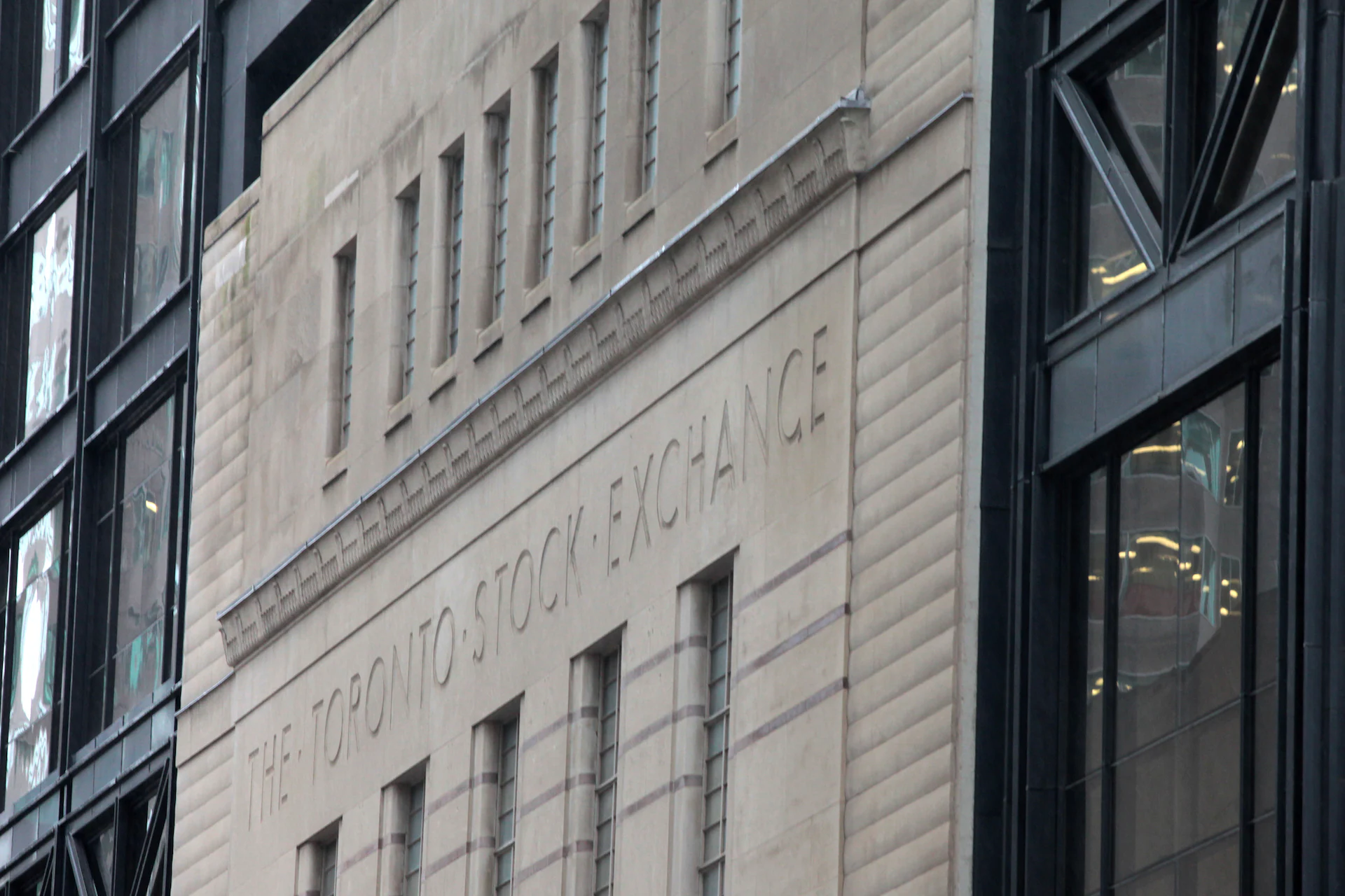 TSX Opens Lower as Global AI Stock Sell-Off Continues