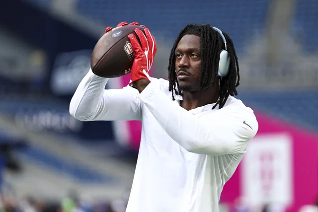 A.J. Brown's Outfit Divides NFL Fans Before Patriots vs. Jets