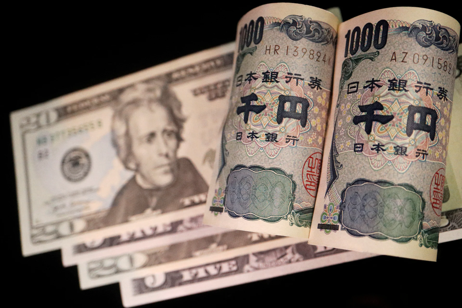 Japanese Yen Rises as Strong Bond Demand Boosts Markets