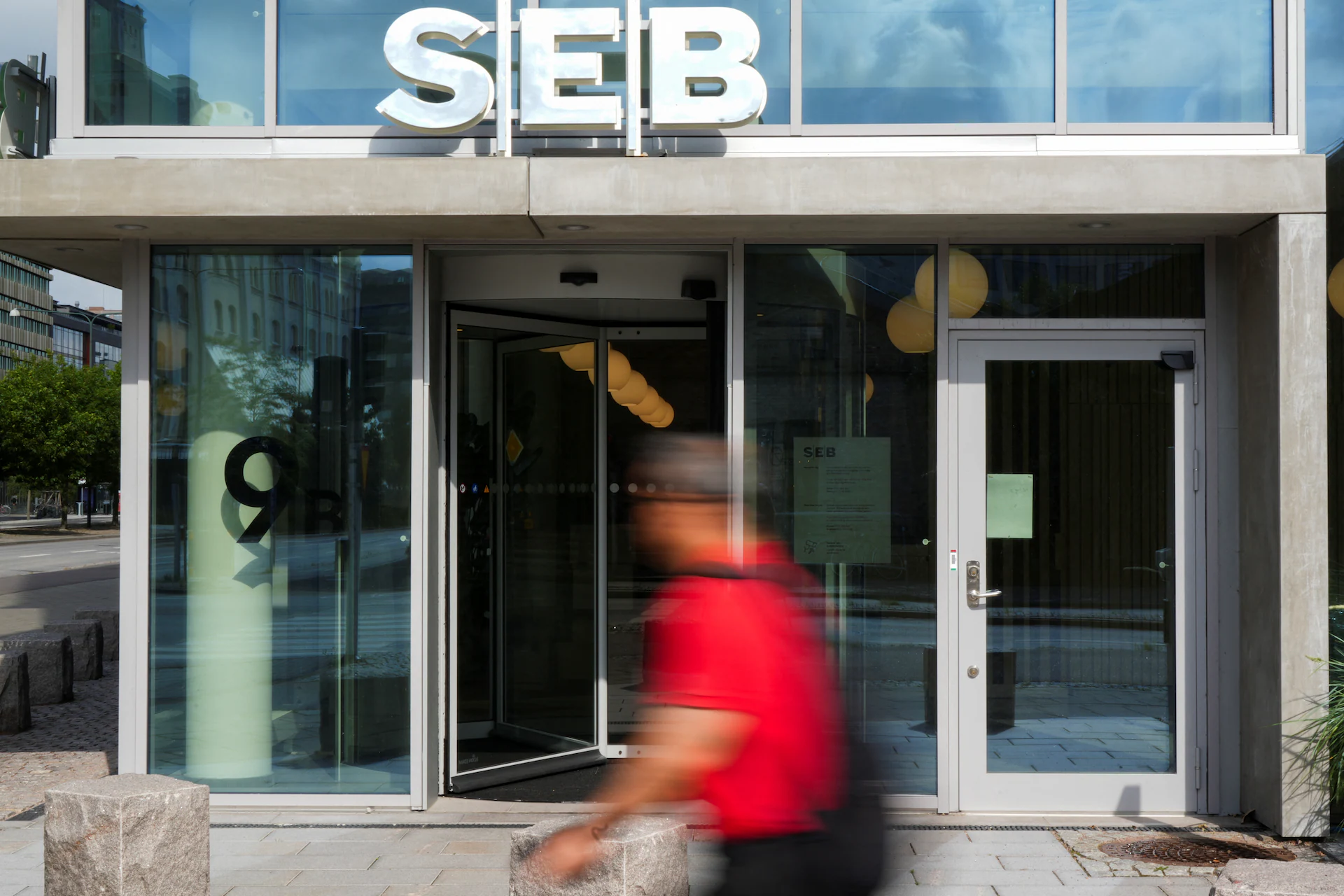 SEB Q3 Profit Misses Forecast as Buybacks Are Paused