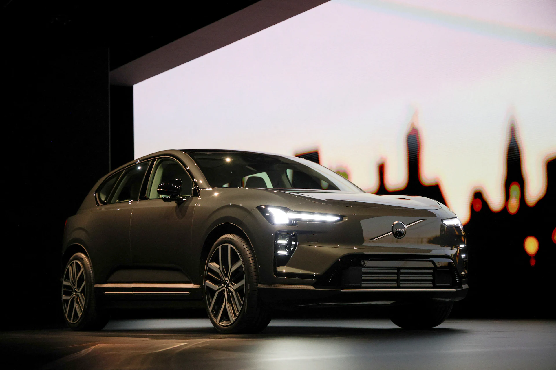 Volvo Cars Shares Plunge 30% as 2,500 Jobs Face Cuts