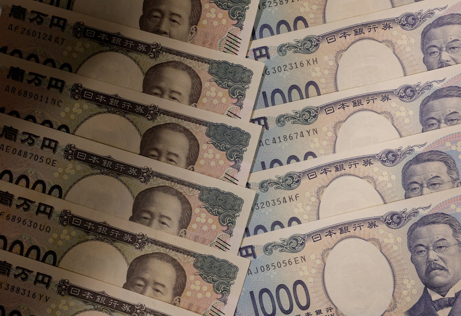 Euro Falls as Yen Gains Amid Global Market Turmoil