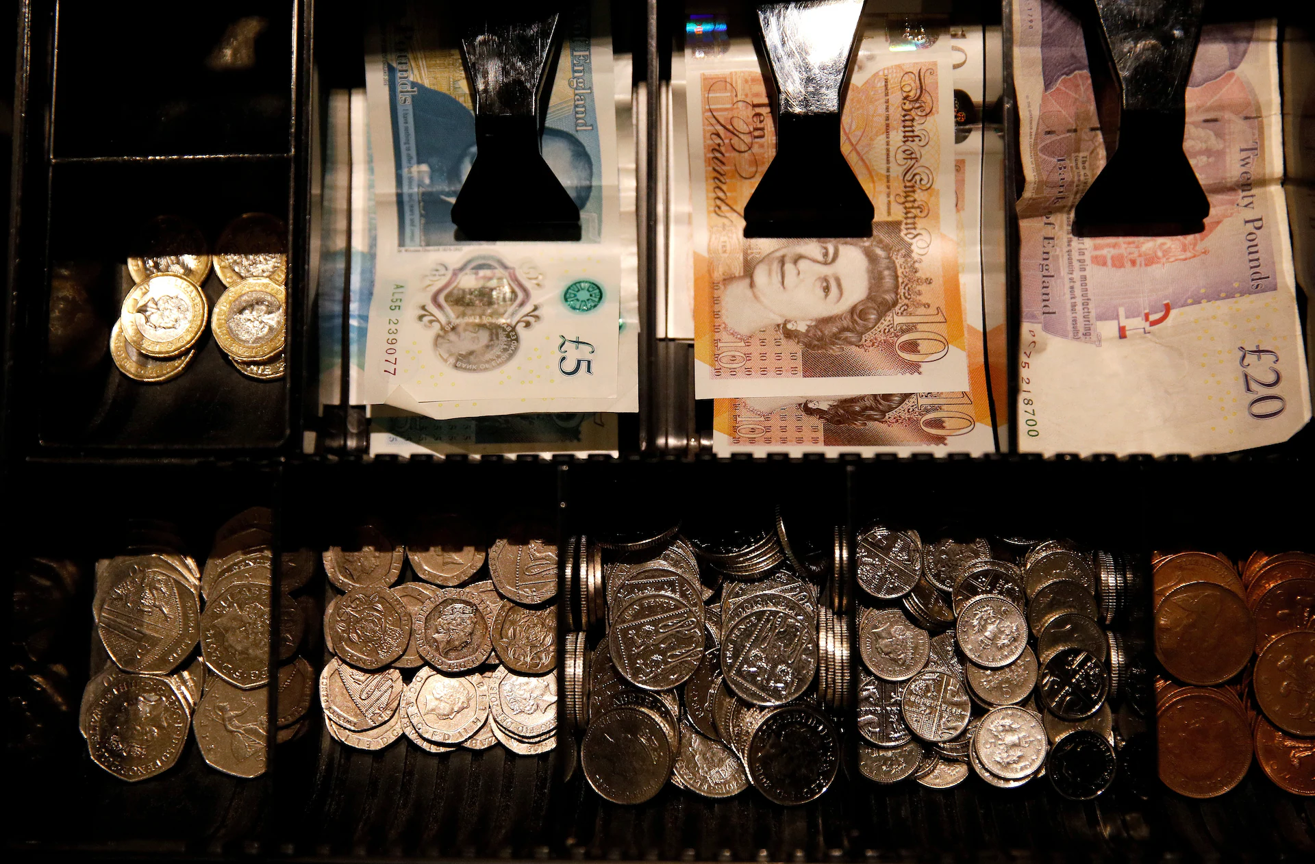 UK Borrowing Set to Rise as Bond Dealers Eye 2027 Needs